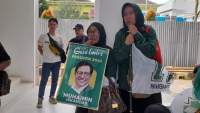 Simpatisan dan kader PKB bawa atribut partai dan foto Gus Muhaimin saat pendaftaran Bacaleg Pemilu 2024 di KPU Kota Tangsel.