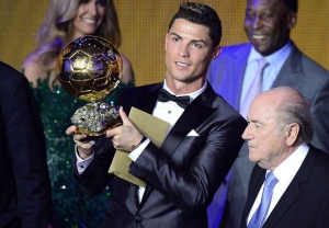 Ronaldo Buyarkan Impian Messi, Sabet D&rsquo;Or