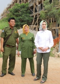 Walikota Tangsel,Airin saat meninjau langsung pengerjaan Jalan Ciater-Meruga di dampingi Retno Pratiwi (Kadis DBMSDA) dan Aris (Kabid Bina Marga),Senin (21/10) (DT)