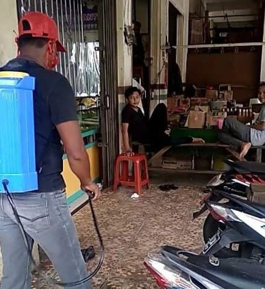 Berantas Corona, Kades Kaliasin Bareng BUMdes Bersihkan Pasar Tradisional Ceplak