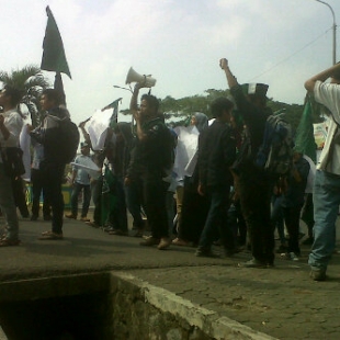 Bupati Serang Dituntut Mundur