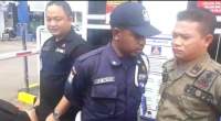 Petugas Pemkab Tangerang dihadang securty saat menertibkan pajak parkir.
