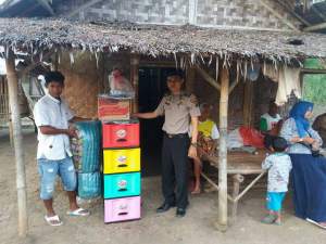 Bhabinkamtibmas Polsek Balaraja membantu rehabilitasi rumah nenek berusia 100 tahun di Sukamulya, Kabupaten Tangerang.