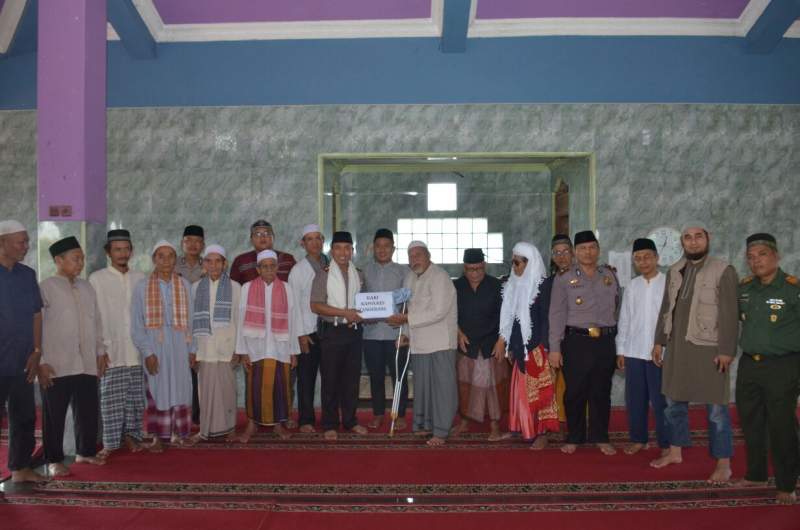  Kapolresta Tangerang AKBP M. Sabilul Alif dalam giat Pos Khidmat di Masjid Assyaharan, Kelurahan Sukamulya, Kecamatan Cikupa, Kabupaten Tangerang.
