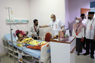 Bupati Tangerang Jenguk Pasien RSUD Balaraja