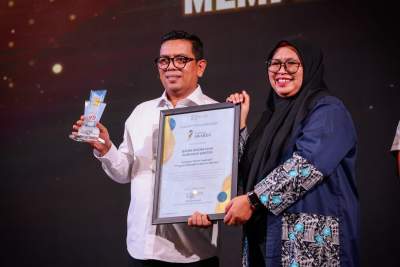 Gubernur Banten Andra Soni Raih Anugerah Ekbispar Award 2025 Kategori Tokoh Inspiratif