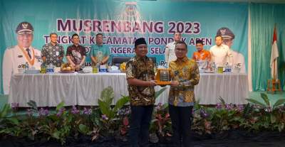 Camat Pondok Aren Hendra berikan plakat kepada Wakil Walikota Tangsel, Pilar Saga Ichsan. Pada Musrenbang itu, juga diikuti sejumlah Anggota DPRD dan pejabat dilingkup Pemkot Tangsel lainnya.