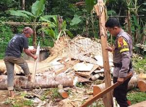 Anggota Polres Pandeglang Gerak Cepat Bantu Korban Rumah Rusak dan Banjir