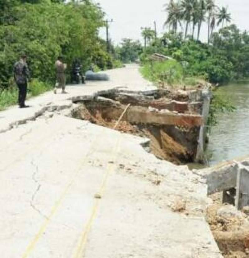 Tampak jalan di Teluknaga yang ambrol, hingga saat ini belum ada perbaikan. (ardi)
