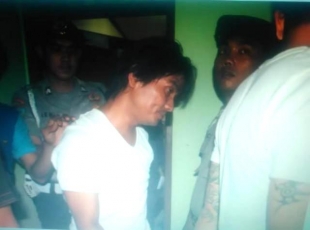 Petugas gabungan saat merazia dan mengamankan 3 orang pengguna sabu di kontrakan