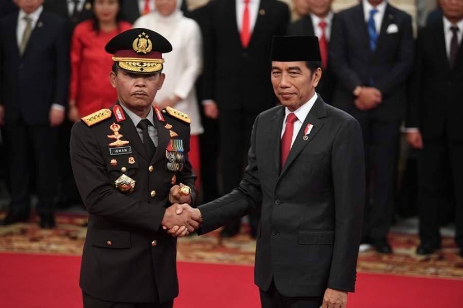Kapolri Idham Aziz bersama Presiden Jokowi usai Pelantikkan Kapolri. (net)