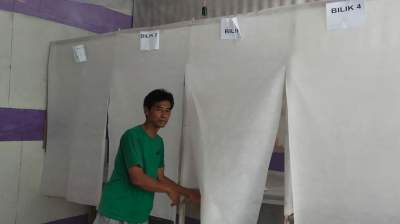 Petugas KPPS di TPS 10 yang urung gelar pemungutan suara hari Rabu kemarin akibat TPS nya terendam banjir.