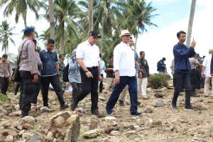 Dampingi Jokowi, Zaki Tinjau Lokasi Tsunami