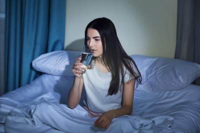 Benarkah Minum Air Sebelum Tidur Merusak Ginjal? Cek Faktanya
