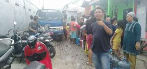 PDAM TB Kota Tangerang, Distribusikan Air Bersih Bagi Warga Terdampak Banjir