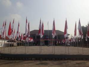 Peringati HUT RI, Halaman Kantor Camat Mauk Kibarkan 76  Bendera Merah Putih