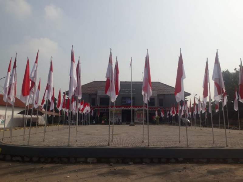 Peringati HUT RI, Halaman Kantor Camat Mauk Kibarkan 76  Bendera Merah Putih