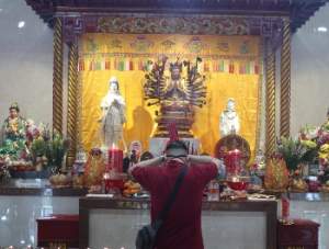 Jemaat Jenuh Imlek Dirayakan Sederhana, Tapi Tetap Khusu Sembahyang