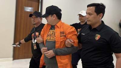 Penampilan terkini Dito Mahendra saat digiring petugas ke Bareskrim Polri, Jakarta, Jumat (8/9/2023) petang.