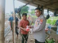 Polsek Pasar Kemis Berbagi Takjil Perumahan Bumi Indah