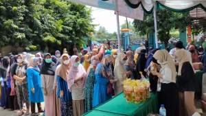 Emak - emak antre untuk membeli minyak goreng dengan harga murah saat operasi pasar di Kecamatan Purwakarta, Selasa (15/2/2022).