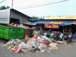 Jombang- Terlihat tumpukan Sampah di pinggir jalan pasar Jombang, Rabu (12/2)DT
