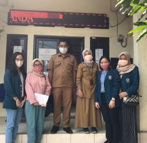 Mahasiswa KKN Undip berfoto bersama dengan pegawai Kelurahan Ciwedus usai luncurkan akun resmi medsos Kelurahan Ciwedus, Cilegon.