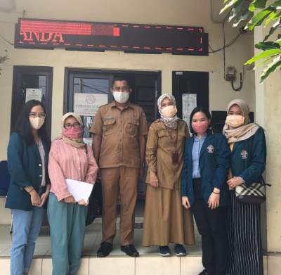 Mahasiswa KKN Undip berfoto bersama dengan pegawai Kelurahan Ciwedus usai luncurkan akun resmi medsos Kelurahan Ciwedus, Cilegon.