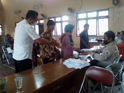 Kades Sukadiri Pantau Langsung Penyaluran BST Kepada Warga