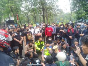 Diajak Dialog Sambil Duduk, Aksi Demo Mahasiswa Berjalan Tertib