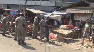 Satpol PP Kabupaten Serang saat melakukan penertiban di sejumlah pasar tumpah yang berada di Serang, Banten. 