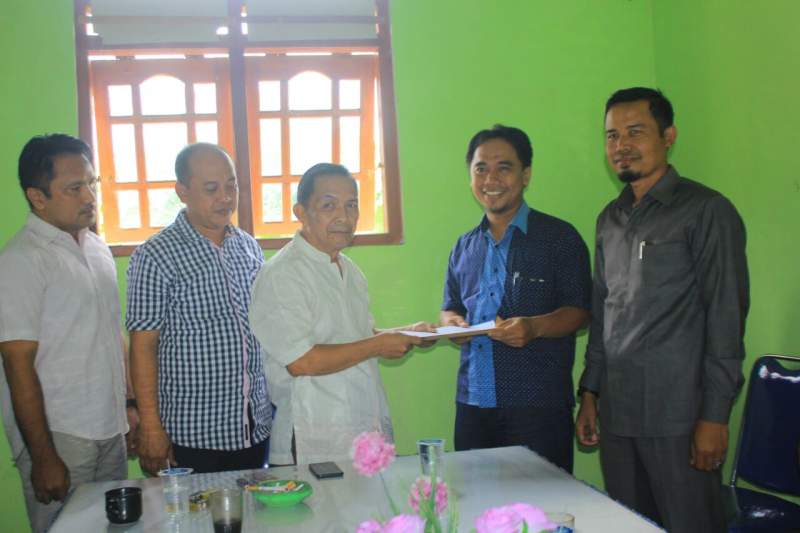 Calon Bupati saat PKS mendaftarkan diri ke Nasdem