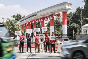 Tujuh belas pelajar yang tergabung dalam Gerakan Pelajar Relawan turun aksi ke jalan untuk menyuarakan &quot;Merdeka dari Kekeringan&quot; di Tugu Kujang, Kota Bogor, Kamis (17/8/2023). (Detakbanten/Aip Kurniawan)