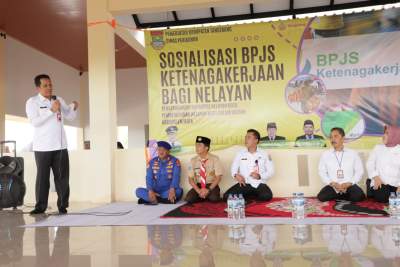 Pj Bupati Tangerang Berikan Premi Jaminan BPJS 300 Nelayan Kabupaten