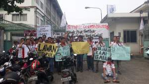 Di PHK Sepihak, Puluhan Buruh Geruduk PT Eternal