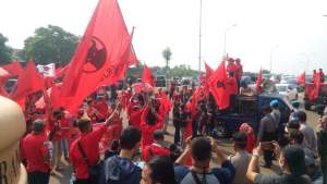 kader PDIP saat Demo di Polres Tangsel menuntus Tangkap pembakar bendera partai. Senin (29/6/2020)