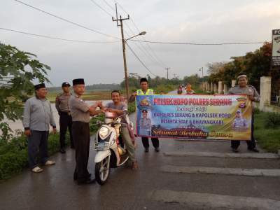 Peduli terhadap Pengguna jalan, Polsek Kopo Bagi Bagi Ta'jil