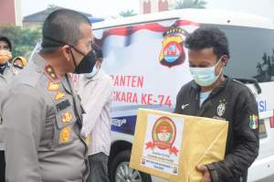 Jelang Hari Bhayangkara ke-74, Kapolda Banten Bagikan Bantuan