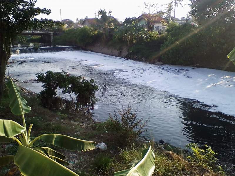 Warga Keluhkan Bau Tak Sedap Dari Sungai Cirarab