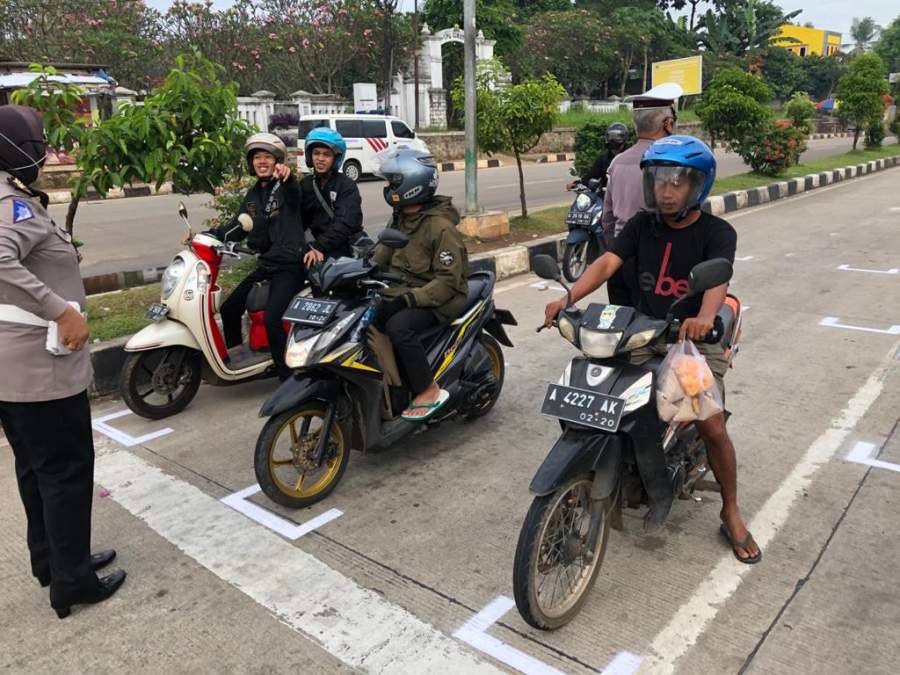 Ditlantas Polda Banten Buat Marka Physical Distancing Di Traffic Light