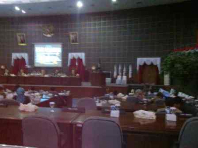 Rano Wakili Atut Sampaikan LKPJ 2013