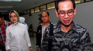 Tampak Airin mengenakan Jilbab tepat dibelakang suaminya (Wawan)
