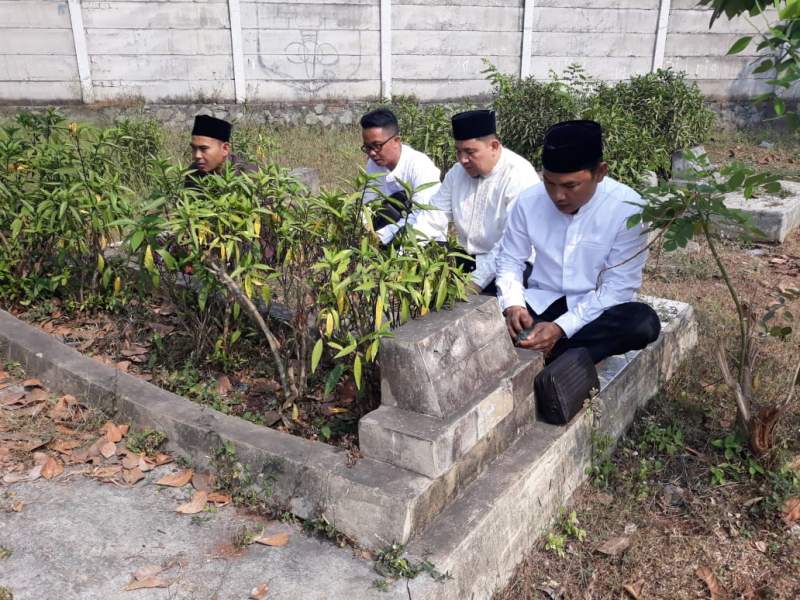 Jelang Pelantikan, Mad Romli Ziarah ke Makam Orang Tua