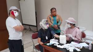Lurah Murtado saat menyaksikan suntik vaksinasi kepada warga di aula Kelurahan Pondok Pucung.