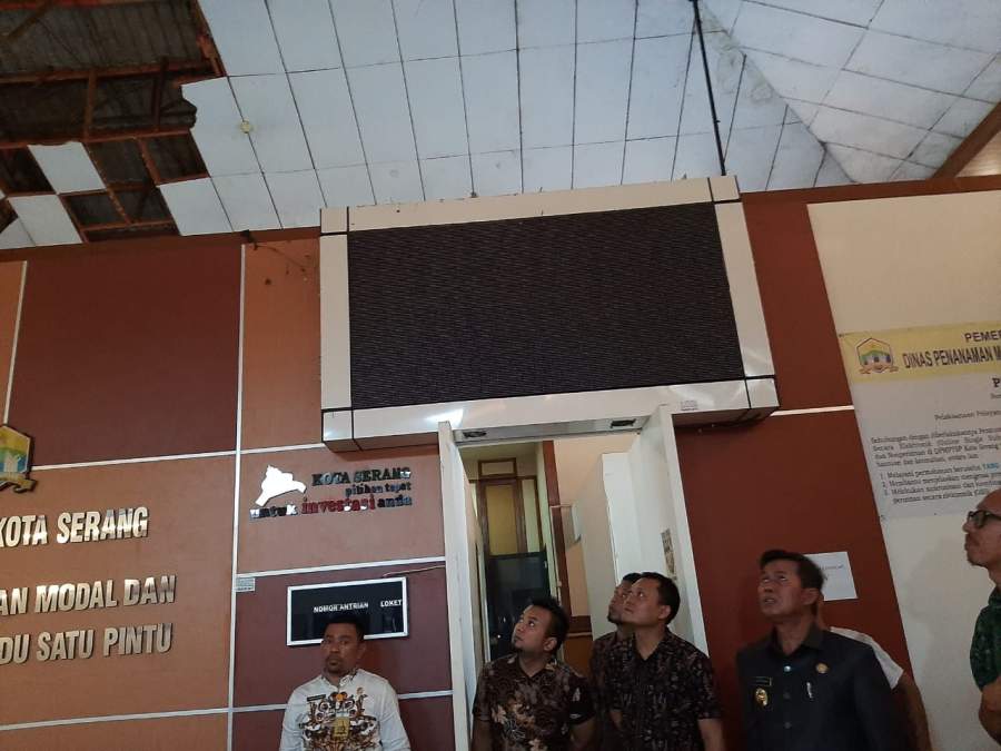 Plafon Gedung Roboh, Tiga Staf Dinas Perjinanan Kota Serang Terluka