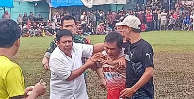 Edi Mamat, jersey putih merah dibawa panitia keluar lapangan pertandingan.