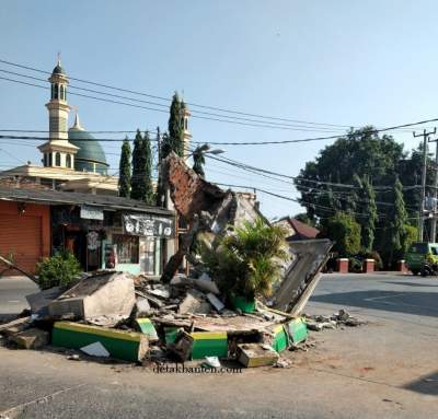 Tugu Monumen Perjuangan Legok Hancur Diterjang Truk