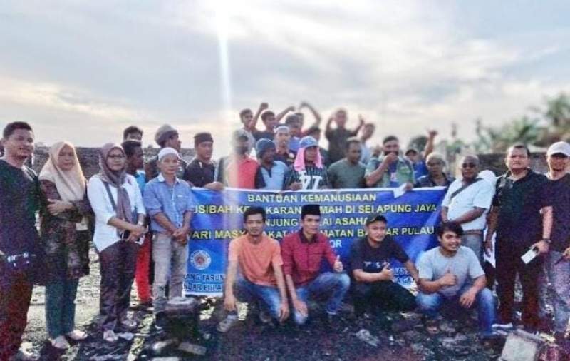 Tim Relawan Bandar Pulau Serahkan Bansos Kepada Korban Kebakaran di Sei Apung Jaya