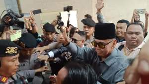 Pendiri Ponpes Al Zaytun, Panji Gumilang saat memenuhi panggilan penyidik Dittipidum Bareskrim Polri di Mabes Polri, Jakarta, Selasa (1/8/2023), malam.