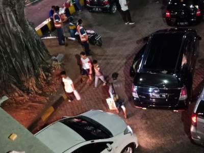 Momen Arus Mudik di Pelabuhan Merak, Anak-Anak Rela Dagang Kopi dan Alas Duduk